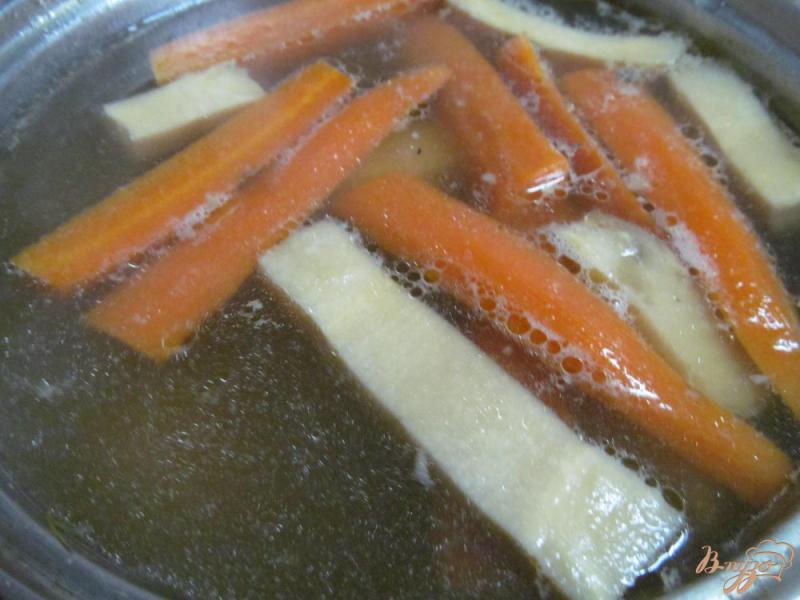 Фото приготовление рецепта: Суп на свиных костях с клецками из манки шаг №4
