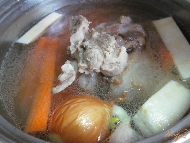 Фото приготовление рецепта: Суп на свиных костях с клецками из манки шаг №3