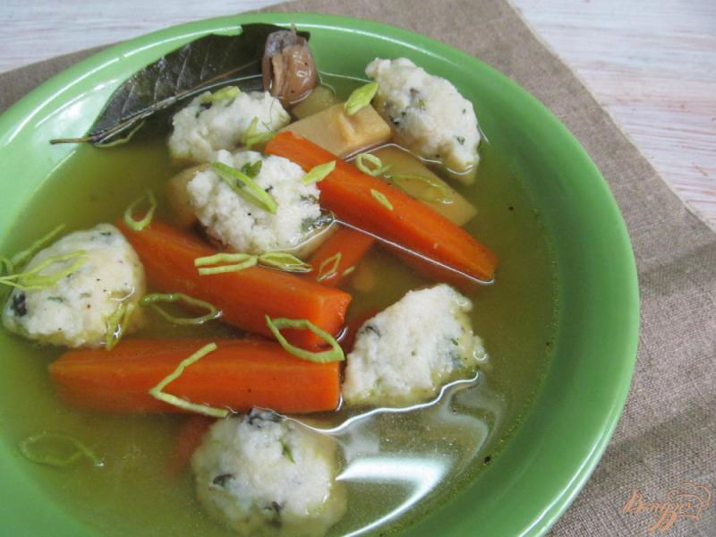 Фото приготовление рецепта: Суп на свиных костях с клецками из манки шаг №8
