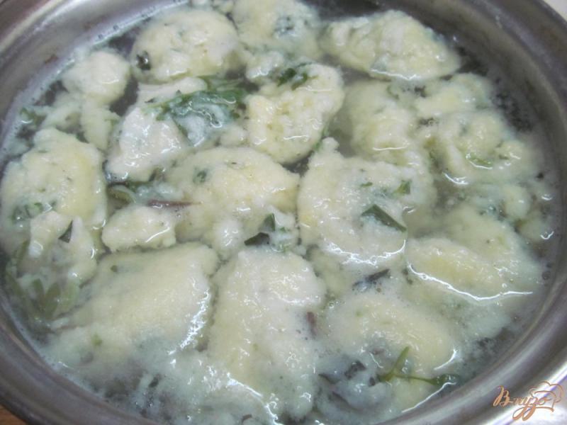 Фото приготовление рецепта: Суп на свиных костях с клецками из манки шаг №6