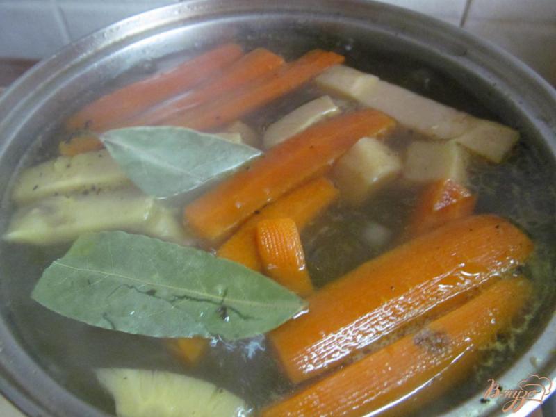 Фото приготовление рецепта: Суп на свиных костях с клецками из манки шаг №7