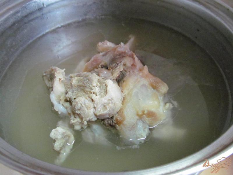 Фото приготовление рецепта: Суп на свиных костях с клецками из манки шаг №1