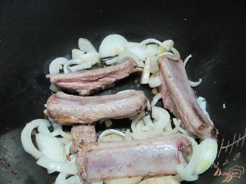 Фото приготовление рецепта: Свиные ребра с овощами в мультиварке шаг №4