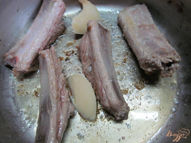 Фото приготовление рецепта: Свиные ребра с овощами в мультиварке шаг №3