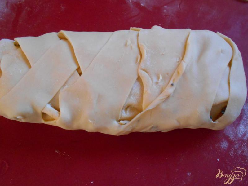Фото приготовление рецепта: Слоеный пирог с луком и маком шаг №6