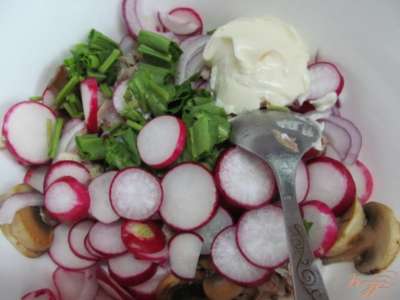 Фото приготовление рецепта: Салат из мяса с редисом шаг №4