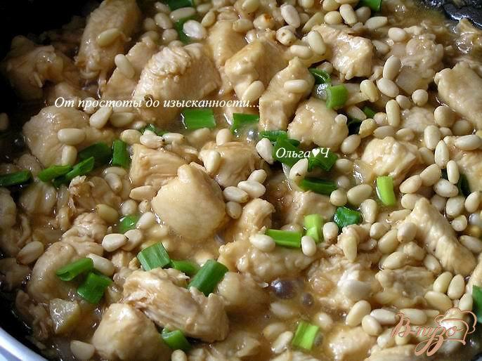 Фото приготовление рецепта: Куриное филе в соевом соусе с кедровыми орешками и рисом шаг №5