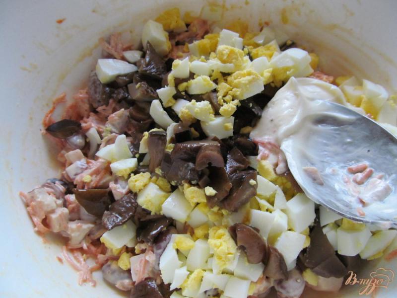 Фото приготовление рецепта: Салат из фасоли грибов и копченой курицы шаг №5