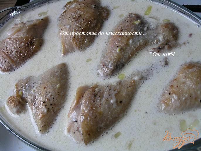 Фото приготовление рецепта: Курица, запеченная с рисом в чесночном соусе шаг №3