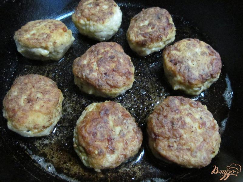 Фото приготовление рецепта: Фрикадельки с сыром и арахисом в сметанном соусе шаг №6