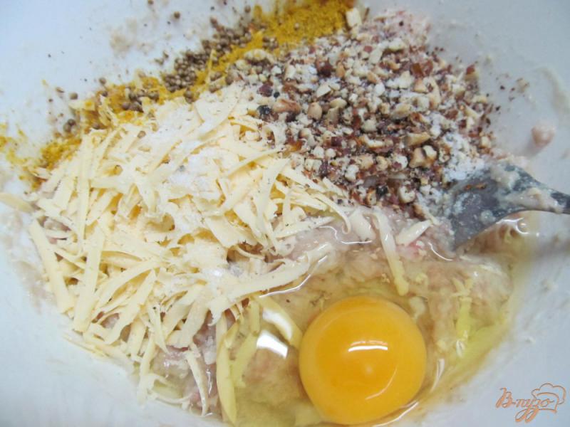 Фото приготовление рецепта: Фрикадельки с сыром и арахисом в сметанном соусе шаг №4