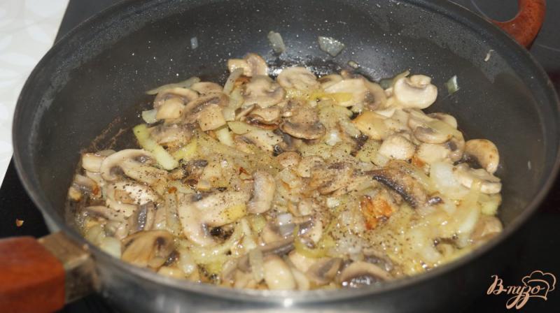 Фото приготовление рецепта: Жаренные грибы с луком шаг №3