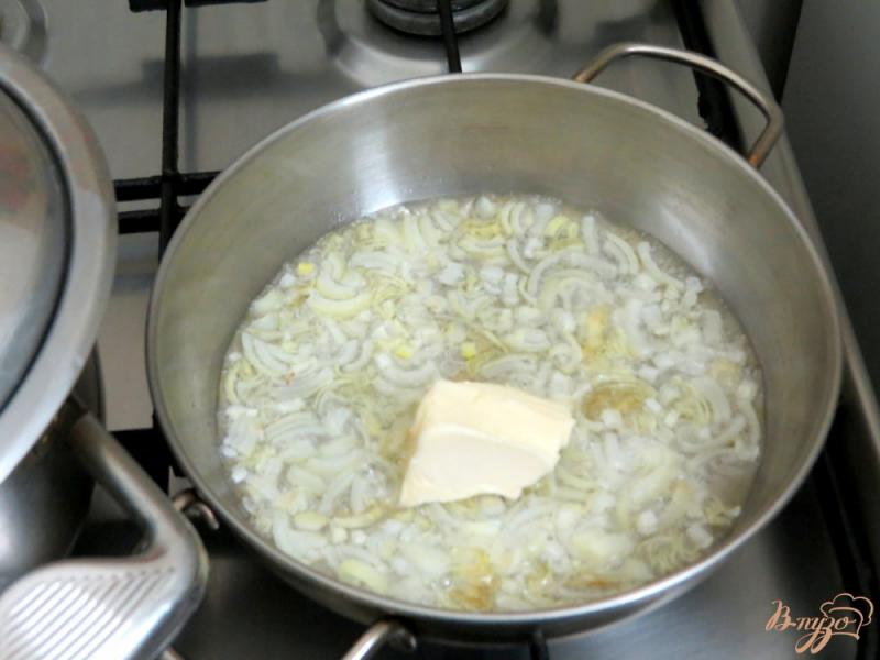 Фото приготовление рецепта: Томлёная ячневая каша с белыми грибами шаг №7