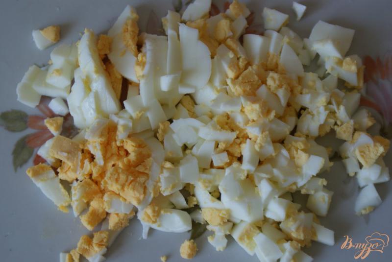 Фото приготовление рецепта: Ленивые пирожки с луком, яйцом и чесночным соусом шаг №2