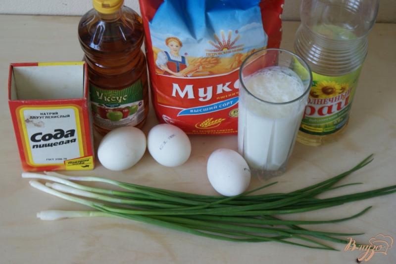 Фото приготовление рецепта: Ленивые пирожки с луком, яйцом и чесночным соусом шаг №1