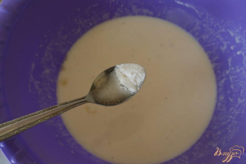 Фото приготовление рецепта: Ленивые пирожки с луком, яйцом и чесночным соусом шаг №6