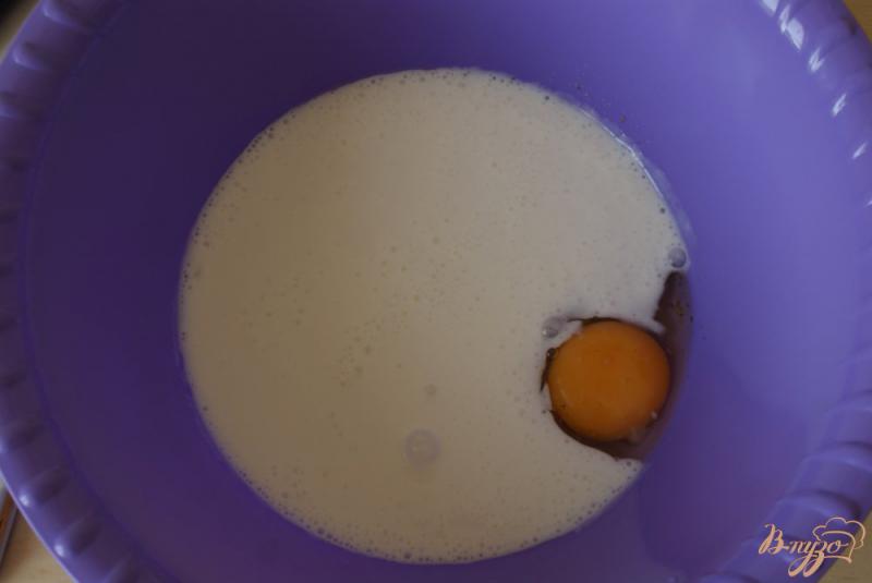 Фото приготовление рецепта: Ленивые пирожки с луком, яйцом и чесночным соусом шаг №5