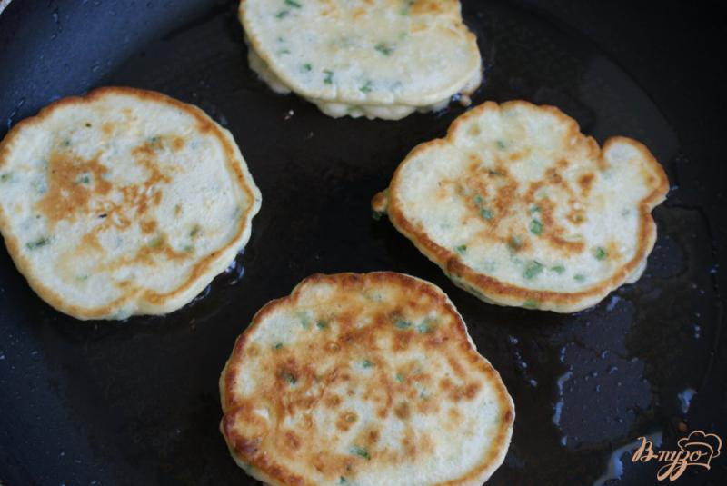 Фото приготовление рецепта: Ленивые пирожки с луком, яйцом и чесночным соусом шаг №9
