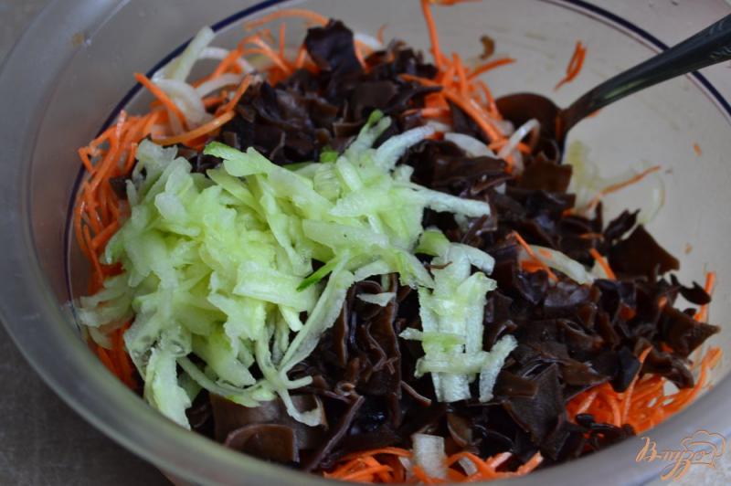 Фото приготовление рецепта: Салат с рукколой, морковью и черными грибами шаг №4