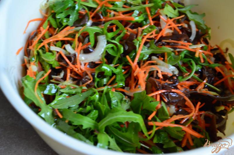 Фото приготовление рецепта: Салат с рукколой, морковью и черными грибами шаг №5