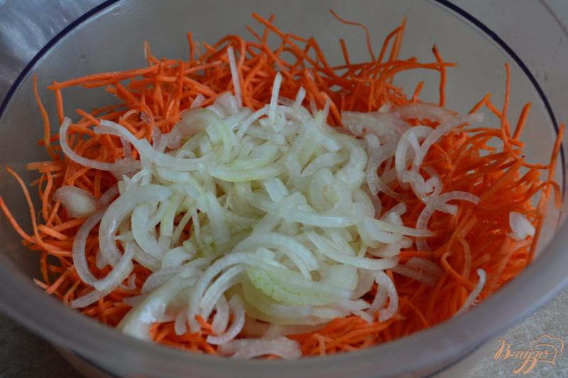 Фото приготовление рецепта: Салат с рукколой, морковью и черными грибами шаг №3