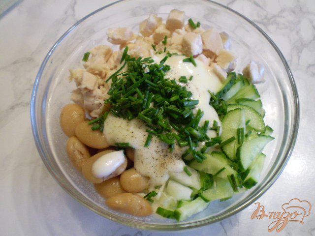 Фото приготовление рецепта: Салат с курицей гриль, фасолью и свежими огурцами шаг №6