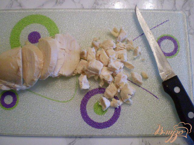 Фото приготовление рецепта: Салат с курицей гриль, фасолью и свежими огурцами шаг №4