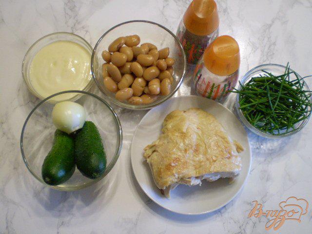 Фото приготовление рецепта: Салат с курицей гриль, фасолью и свежими огурцами шаг №1