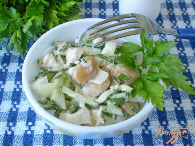 Фото приготовление рецепта: Салат с курицей гриль, фасолью и свежими огурцами шаг №8