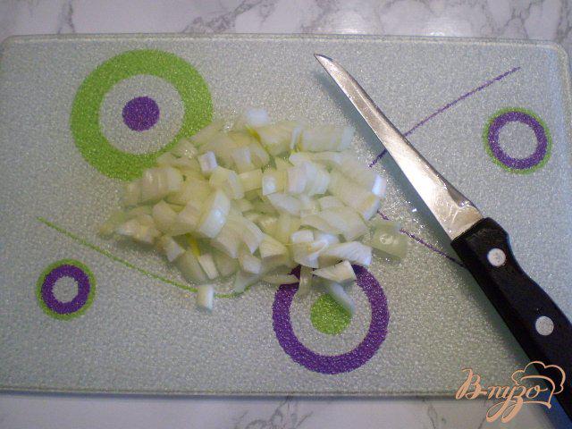Фото приготовление рецепта: Салат с курицей гриль, фасолью и свежими огурцами шаг №3