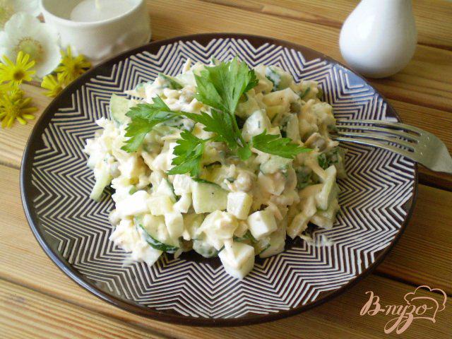 Фото приготовление рецепта: Салат с отварной рыбой, сыром и горошком шаг №7