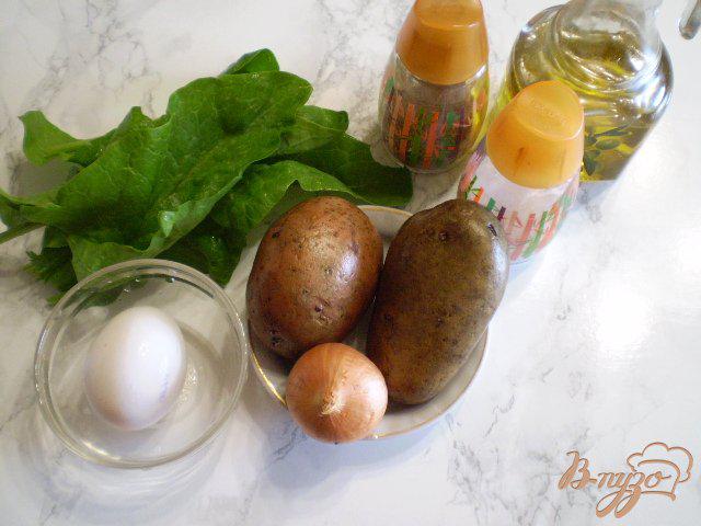 Фото приготовление рецепта: Картофель с луком, яйцом и шпинатом шаг №1