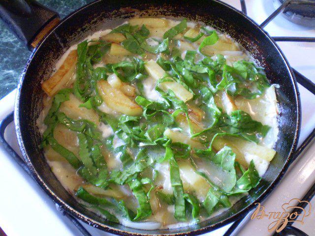 Фото приготовление рецепта: Картофель с луком, яйцом и шпинатом шаг №9