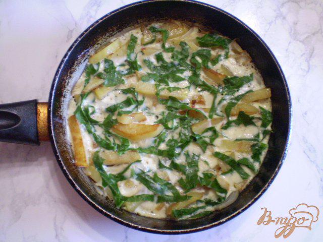 Фото приготовление рецепта: Картофель с луком, яйцом и шпинатом шаг №10