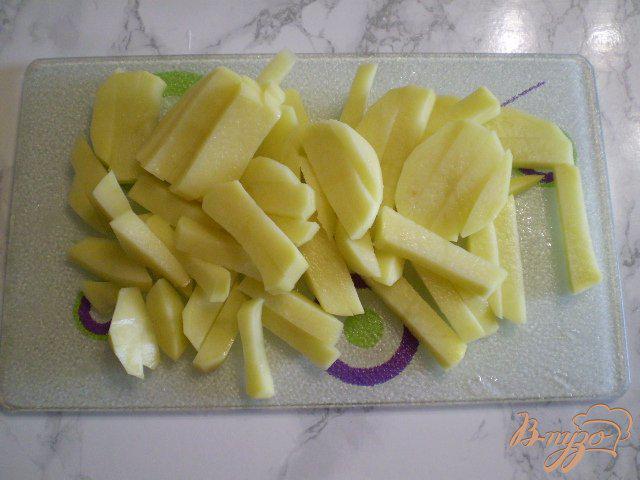 Фото приготовление рецепта: Картофель с луком, яйцом и шпинатом шаг №2