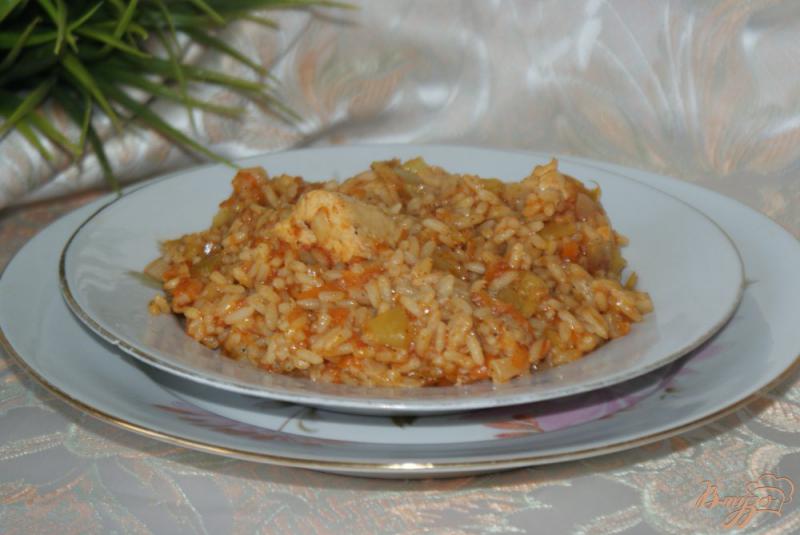 Фото приготовление рецепта: Курица с рисом и овощами в томатном соусе шаг №9