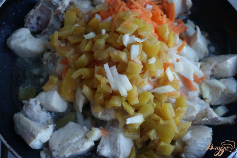Фото приготовление рецепта: Курица с рисом и овощами в томатном соусе шаг №5
