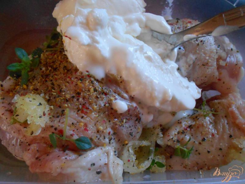 Фото приготовление рецепта: Куриные окорочка в йогуртово-лимонном маринаде с картофелем шаг №4