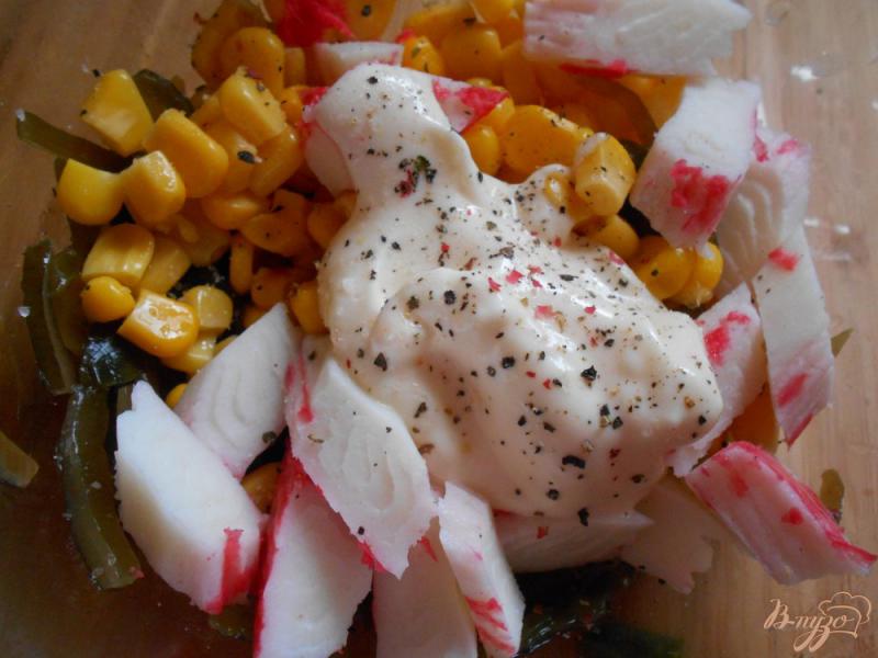 Фото приготовление рецепта: Салат с морской капустой, креветками и крабовыми палочками шаг №6