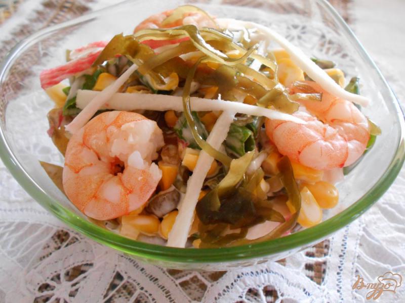Фото приготовление рецепта: Салат с морской капустой, креветками и крабовыми палочками шаг №7