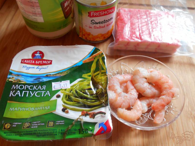 Фото приготовление рецепта: Салат с морской капустой, креветками и крабовыми палочками шаг №1