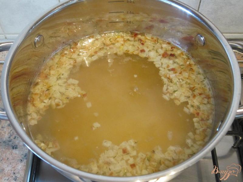 Фото приготовление рецепта: Суп с пельменями шаг №5