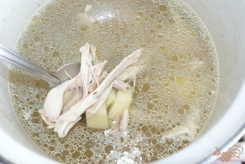Фото приготовление рецепта: Суп с яичными блинчиками на курином бульоне шаг №7
