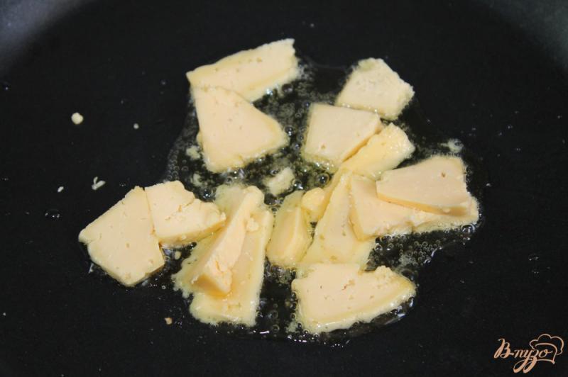 Фото приготовление рецепта: Глазунья с сыром и рукколой шаг №2
