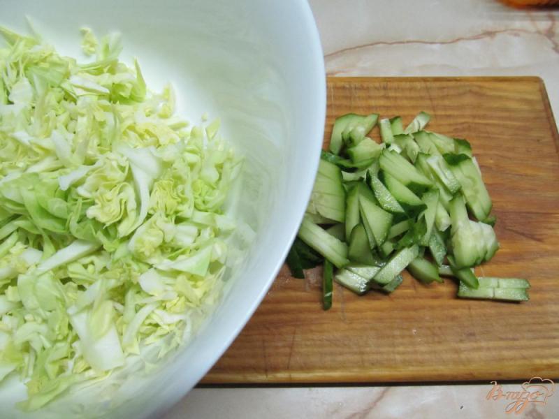 Фото приготовление рецепта: Салат из молодой капусты с корейской капустой шаг №2