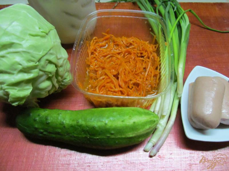 Фото приготовление рецепта: Салат из молодой капусты с корейской капустой шаг №1