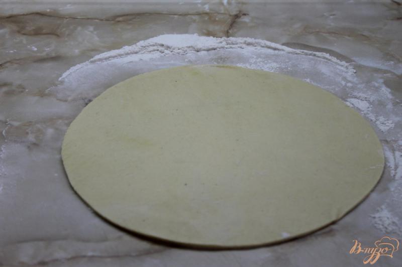 Фото приготовление рецепта: Пицца с ветчиной и соусом с добавлением кинзы шаг №4