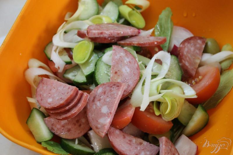 Фото приготовление рецепта: Легкий овощной салат с рукколой и салями шаг №5