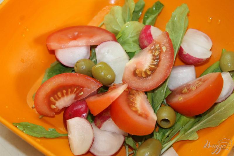 Фото приготовление рецепта: Легкий овощной салат с рукколой и салями шаг №3