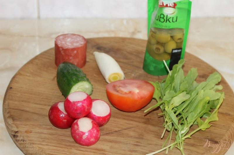 Фото приготовление рецепта: Легкий овощной салат с рукколой и салями шаг №1